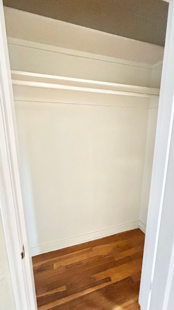 Building Photo - Modern Comfort in the Heart of Hosford Abernethy!