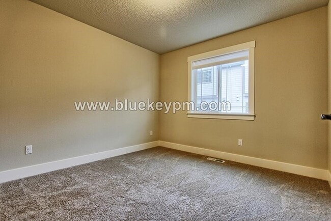Building Photo - 4 Bed 3 Bath Home in Bethany Across From B...