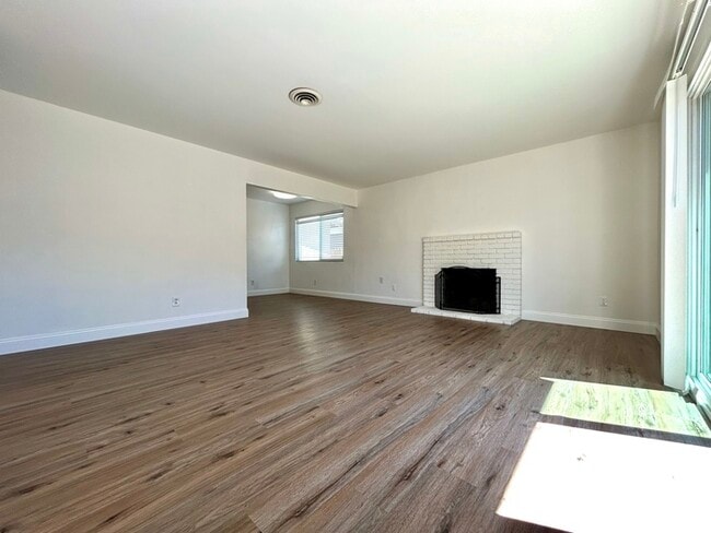 Building Photo - Beautiful 3 bedroom 2 Bathroom For Rent in...