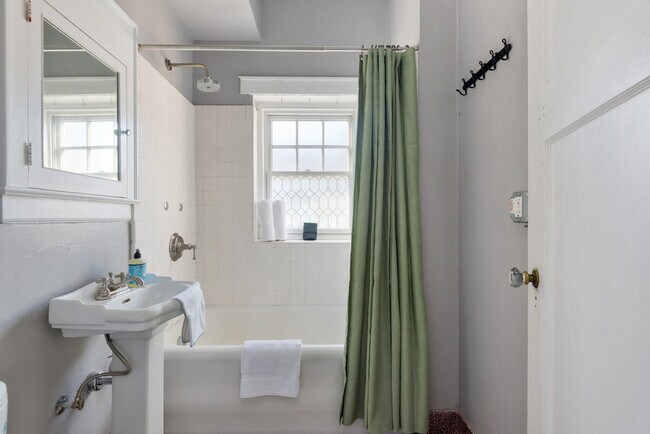 Building Photo - 2015 NW Flanders St