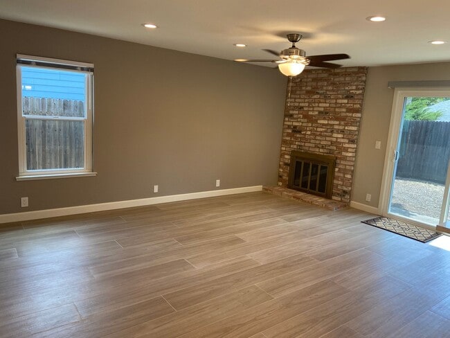 Building Photo - West Roseville - Remodeled 2 Bdrm, 1 Bath