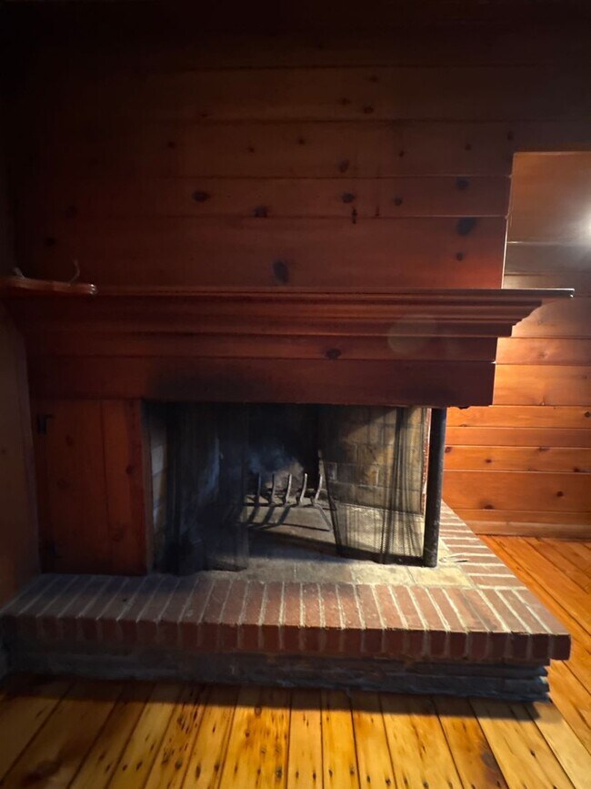 Building Photo - Charming Stacked stone Farm house 3 bedrooms 1 1/2 bathrooms