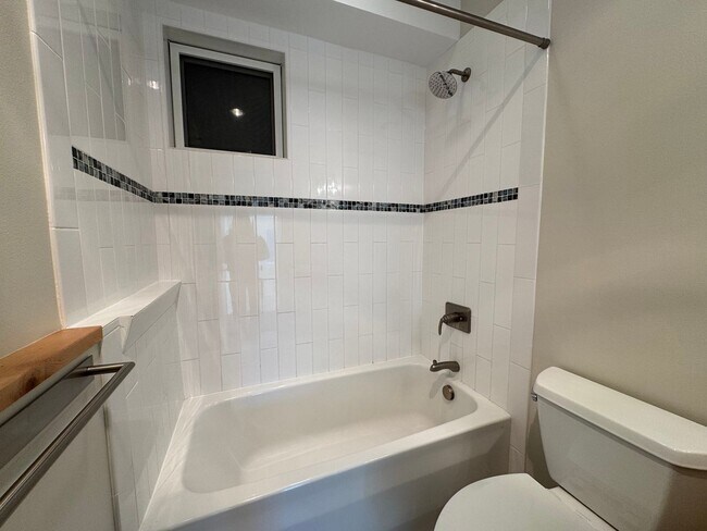 Building Photo - Breathtaking views of Chuckanut Bay!!