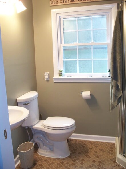 Back bathroom - 1416 Williams Road