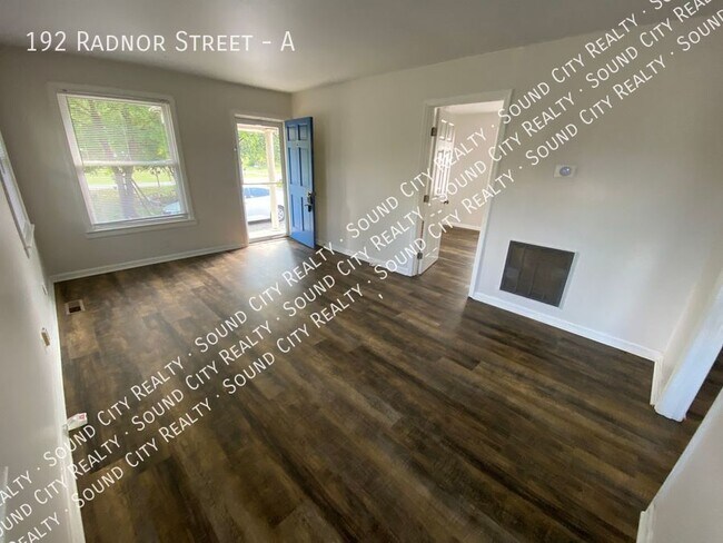 Building Photo - 5 miles to downtown * 2BR duplex available...