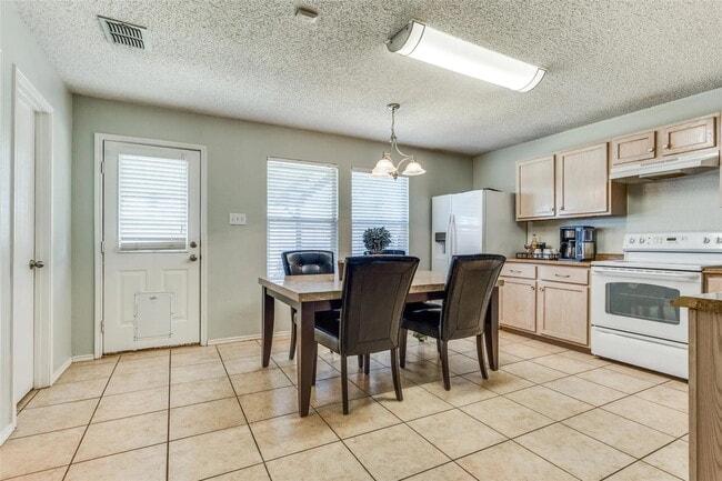 Building Photo - 4612 Wedgewood Dr