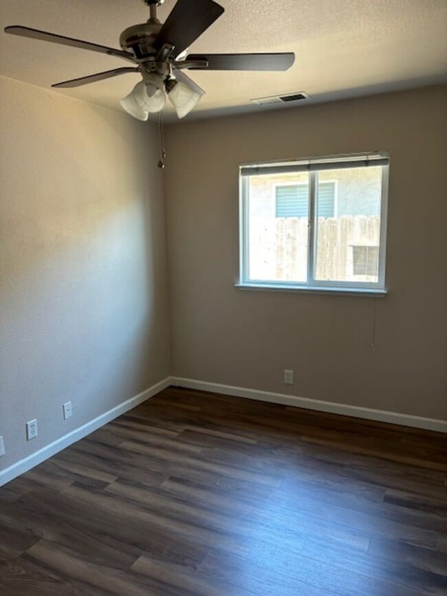 Building Photo - 10 N Valley Ct