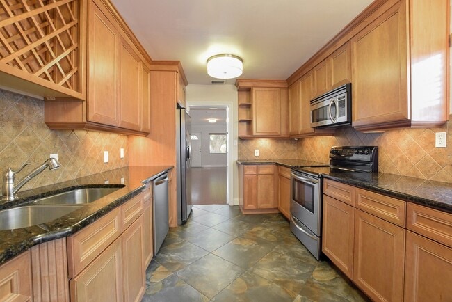 Building Photo - Charming 4/2 Colonial Town North Home with...