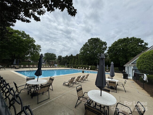 Building Photo - 129 Southhaven Dr