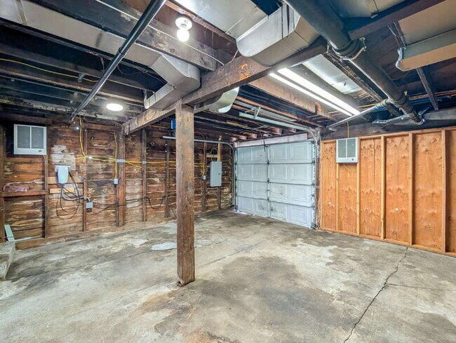 Building Photo - 2218 Hoyt Ave