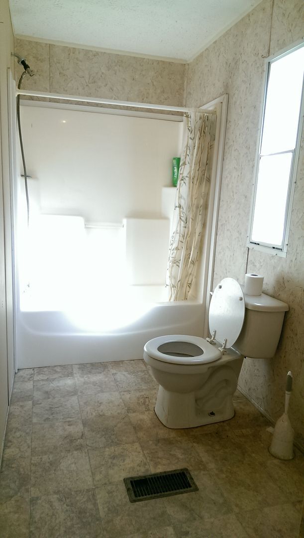 Building Photo - 3 Bed 2 Bath w/ HUGE screen porch on partially FENCED 1/3 Acre!