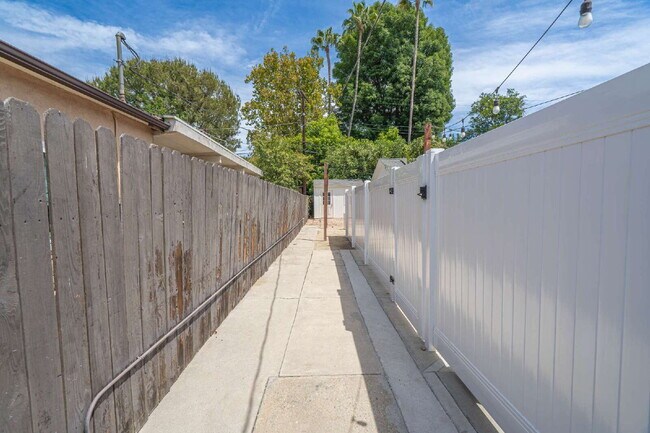 Building Photo - Studio ADU – Private Yard & Modern Finishes!