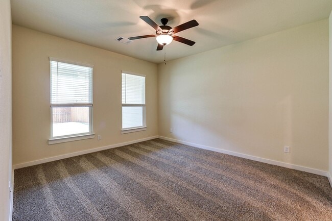 Building Photo - AVAILABLE NOW! GORGEOUS 4 BEDROOM DUPLEX L...