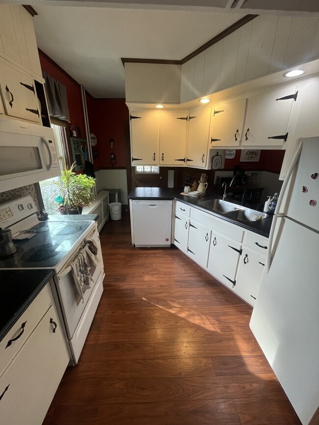 Building Photo - 4276 Division Hwy