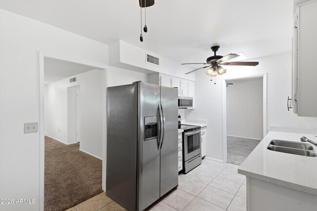 Building Photo - 10922 W Santa Fe Dr