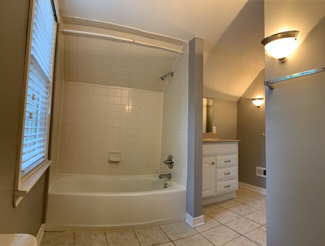 upstairs bathroom - 4817 Park Ave