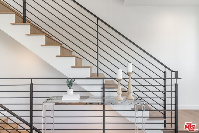 Building Photo - 857 N Detroit St