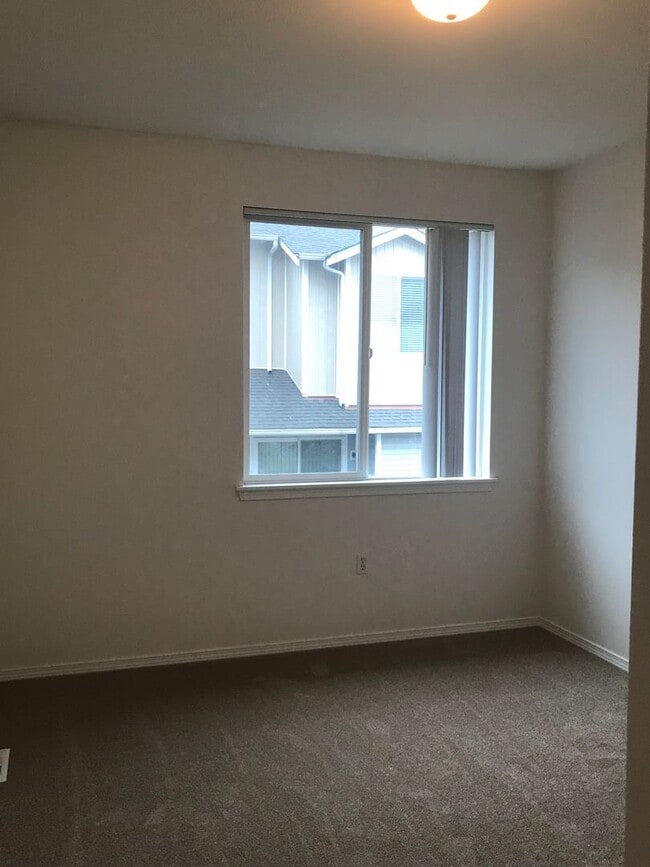 Building Photo - 4 Bed 3 Bath Gated Townhome Near Maplewood Golf