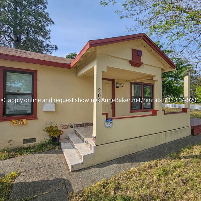 Building Photo - Downtown home on Corner Lot Available Now