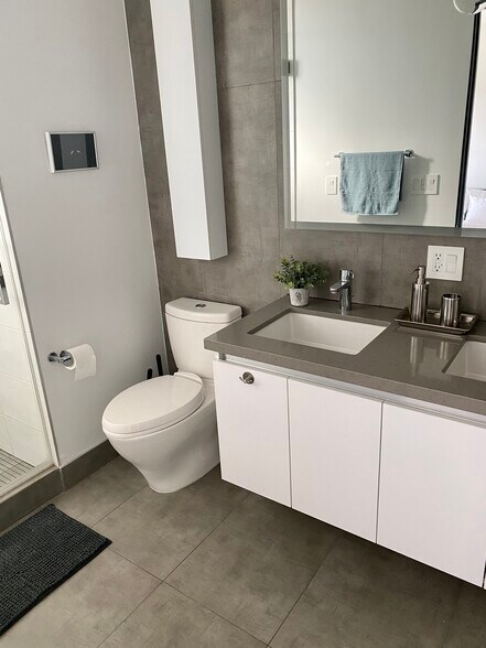 3rd floor main en suite bathroom dual sink - 7197 Formosa Fusion Ct