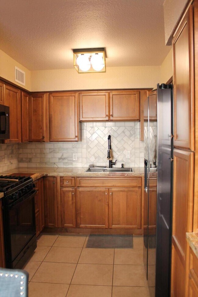 Building Photo - 4950 N Miller Rd