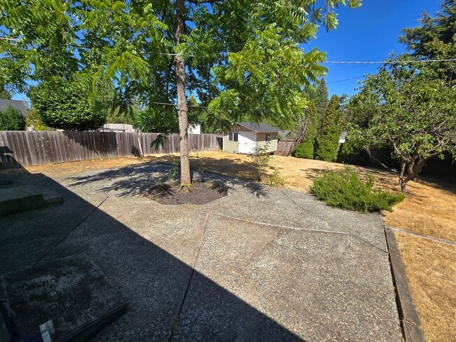 Building Photo - Beautiful Shoreline Home with Extra Outdoo...
