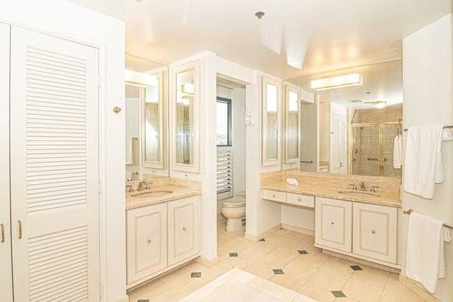 Building Photo - Spacious Condo in the Heart of Honolulu