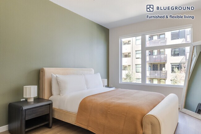 Building Photo - 2333 Calle Del Mundo
