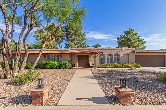 Primary Photo - 481 W Half Moon Way