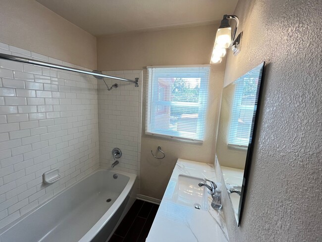 Building Photo - Adorable Spanish Style 2 Bed 1 Bath Home i...