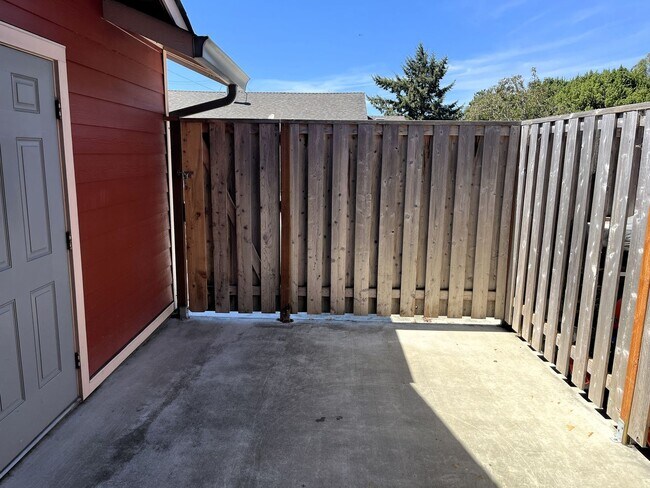 Building Photo - (1X) 1492-1498 Rohnerville [PRM: Henry]