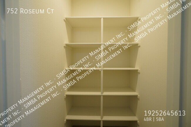 Building Photo - 752 Roseum Ct