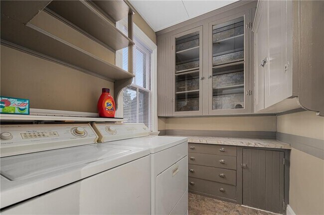 Building Photo - 22 Sycamore St