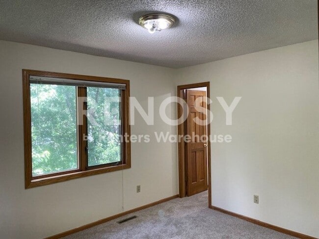 Building Photo - 4800 Sq. Ft. 5 Bedroom 4.5 Bath Home in Woodbury