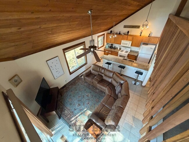 Building Photo - 2 Bedroom Duplex in Tyrolia! Summer pool!