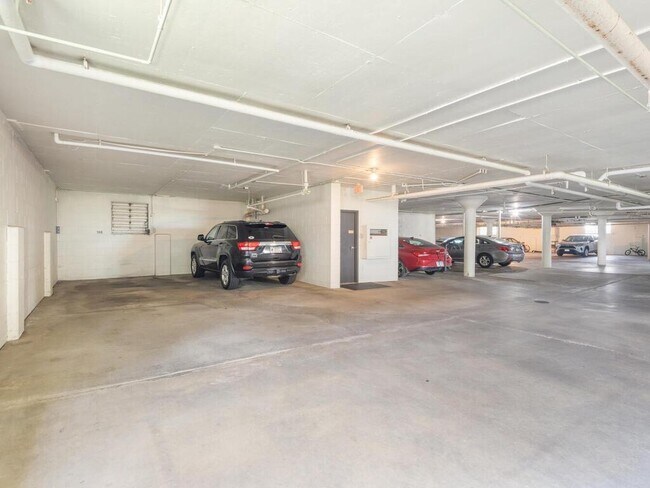 Building Photo - 4101 Parklawn Ave