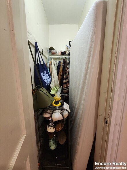 Building Photo - 208 Kelton St