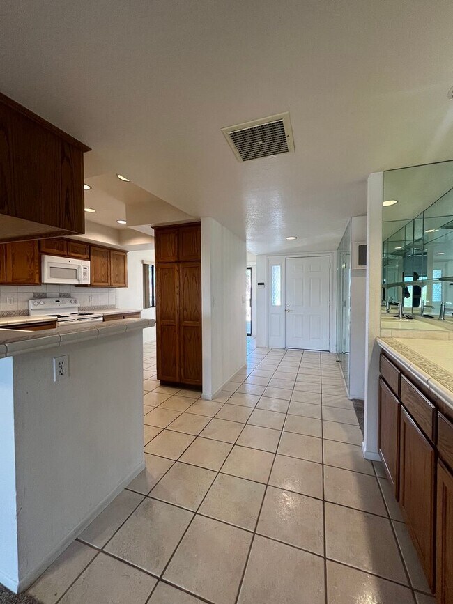 Building Photo - 3 Bed, 2 Bath in Gated Community with Lake...