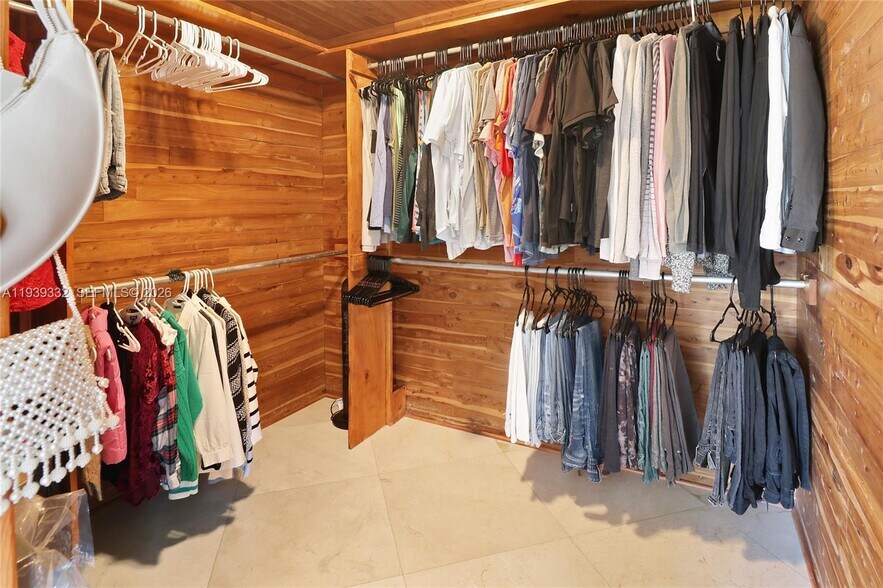 Building Photo - 2031 NE 14th Ct