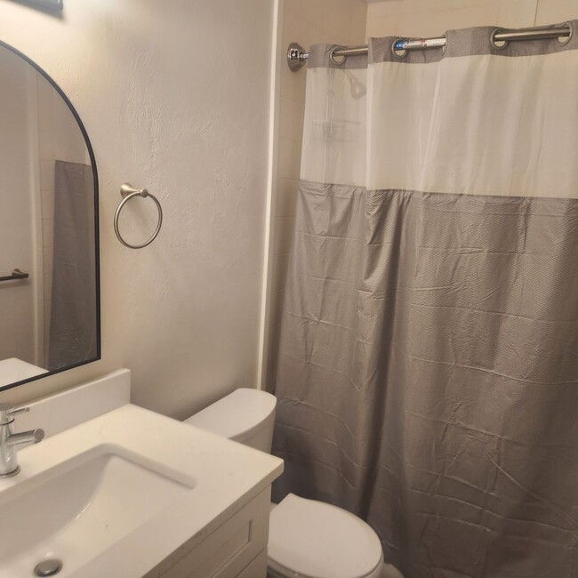 Building Photo - 3 bedroom 1.5 bath