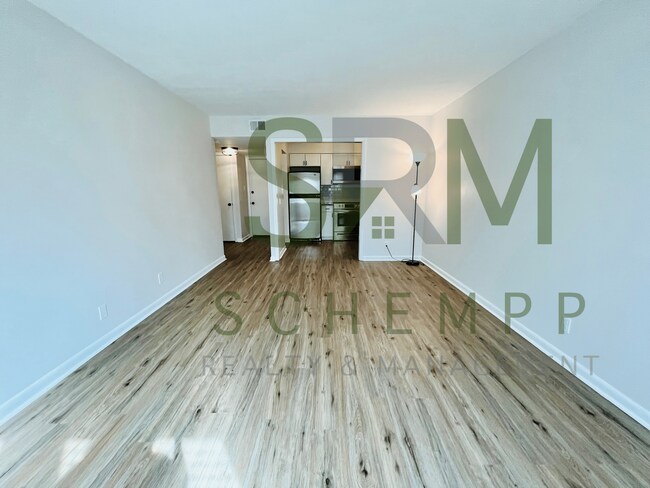 Building Photo - Remodeled one bedroom condo off Gardiner Lane with pool access