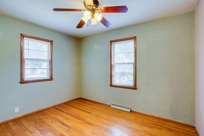Building Photo - 2 Bed Bungalow in Champaign- Available August 2026