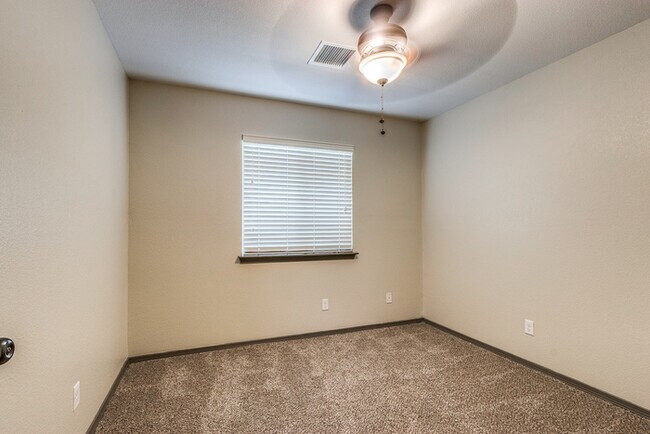 Building Photo - Home For Rent