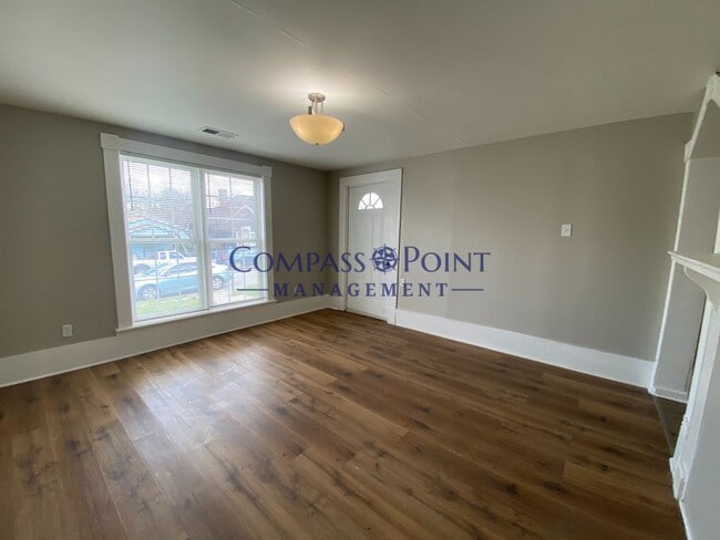 Building Photo - This huge 4 bedroom 1 bathroom house is Now Available!!