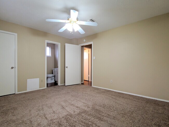 Building Photo - 14826 Weil Pl