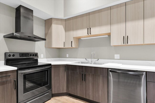 Building Photo - LUXURY 1 BED APT IN DOWNTOWN CHAMPAIGN