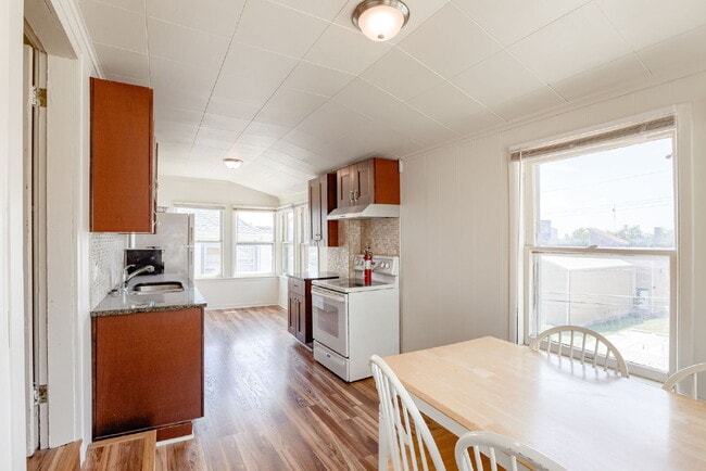 Building Photo - Blackstone Duplex