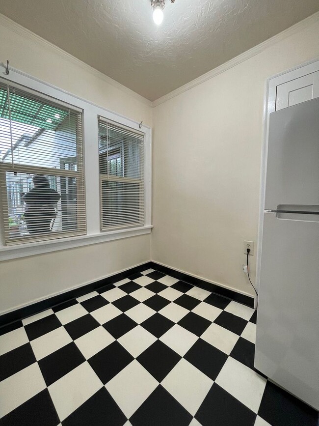 Building Photo - **FREE TWO WEEKS RENT** Buckman Charmer Studio~ Quick Access to Big City Amenities~ Onsite Laundr...