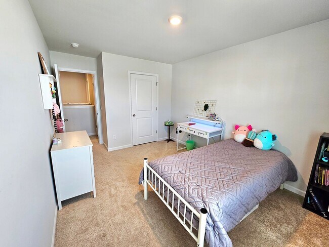 Building Photo - Beautiful Home 4 Bedroom 2.5 Bath