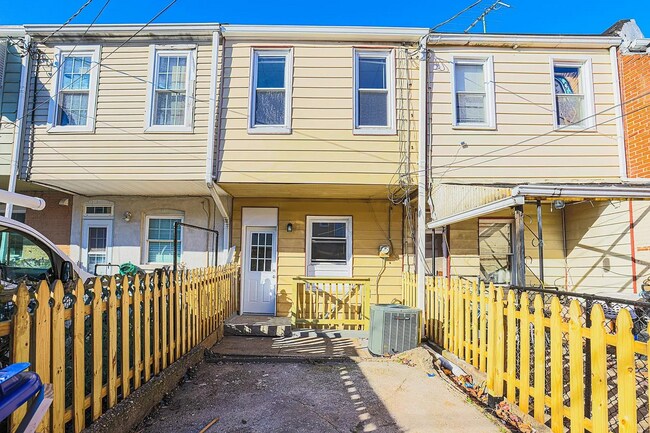 Building Photo - Updated 3bdrm 1bath in the middle of Greektown!!!